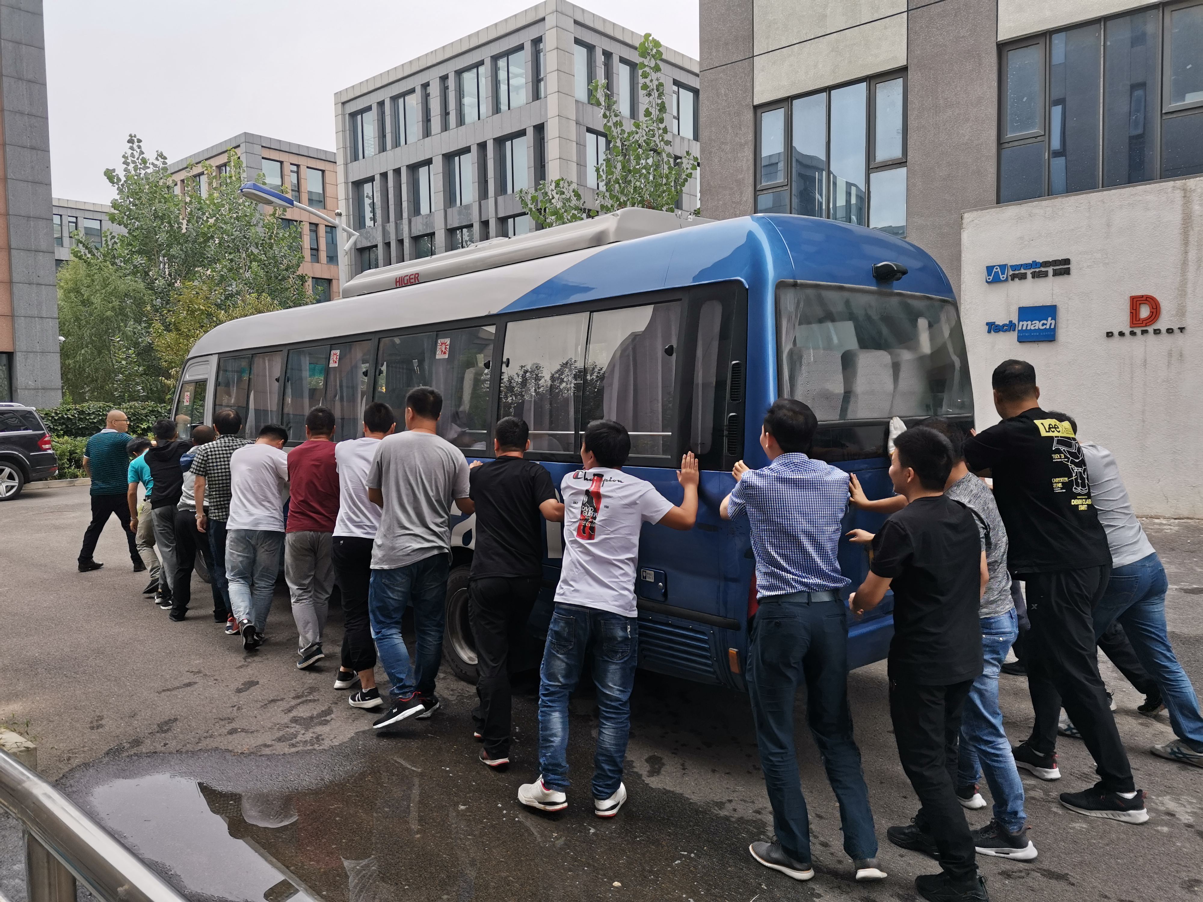 【鈦·暖心】公司班車發生故障，萬眾一心集體推車